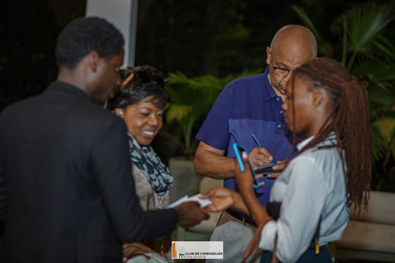 Échanges entre professionnels lors de l'afterwork du Club de l'Immobilier Côte d'Ivoire
